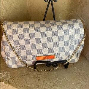 Chic Checkered Shoulder Bag with Gold Chain